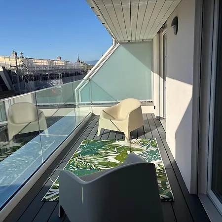 Experience Unique A Lausanne, Floor On Train Station * Лозана